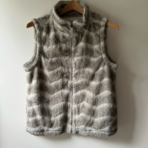 DYLAN silky-soft faux fur vest - Picture 1 of 7